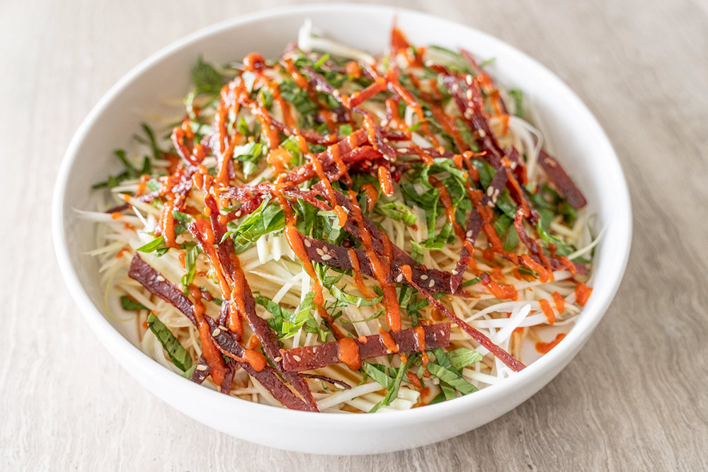 Enjoy papaya salad and feel the freshness and richness of vegetables and the signature sweet and sour sauce